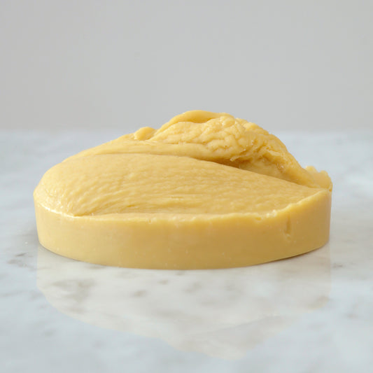 Seitenansicht der gelben Vulvaseife mit Hanf und Olivenöl für normale und trockene Haut