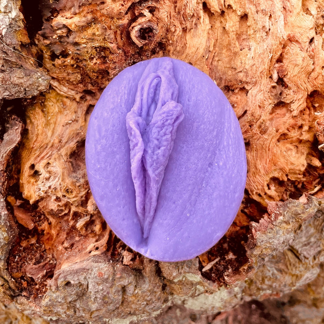 Lila Vulvaseife fotografiert auf verwurzeltem Baum